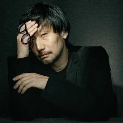 Hideo Kojima lors d'une séance pour la collection photographique de la BAFTA.