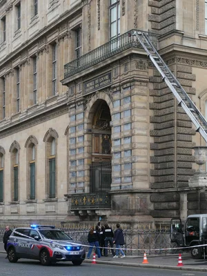 Entrée des Galeries des Antiques du Louvre avec forces de l'ordre et matériel de secours intervenant après le braquage.