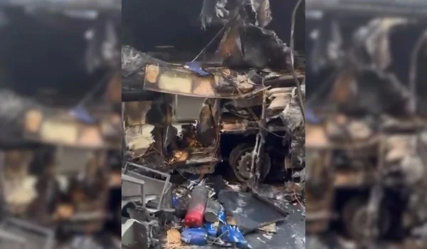 L'épave calcinée du food truck du chef Alexandre Mazzia gisant sur la chaussée.