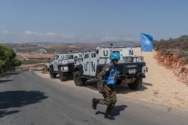 Un soldat du 17ème RGP en déploiement au sud du Liban auprès de véhicules de l'ONU.