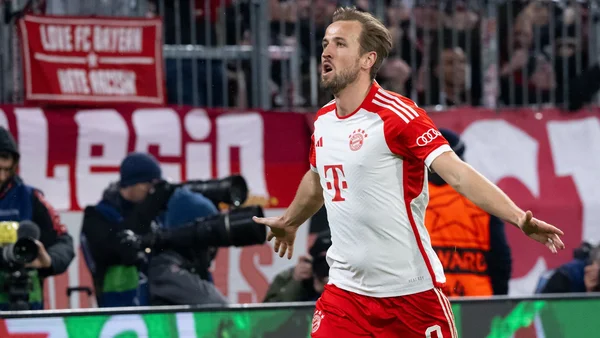Harry Kane célébrant un but sur le terrain au maillot du Bayern Munich.