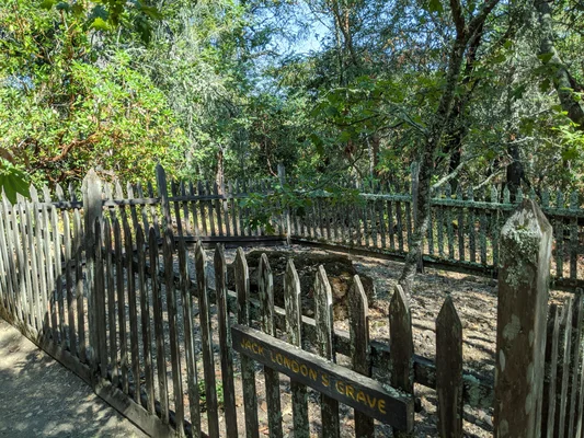 La tombe de l'écrivain Jack London, située au Jack London State Historic Park à Glen Ellen, entourée d'une clôture en bois.