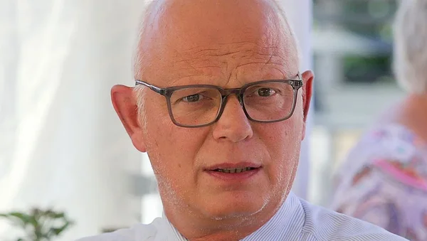 Édouard Philippe en chemise rayée bleu clair et lunettes, lors de la campagne pour les législatives.