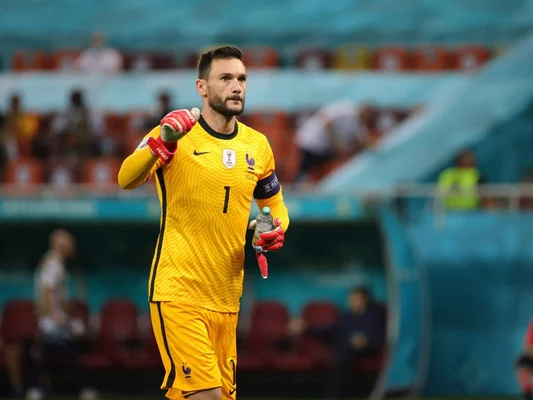 Hugo Lloris en tenue de gardien de but sur la pelouse.