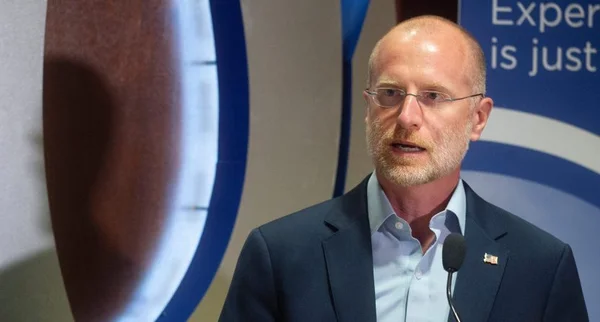 Brendan Carr s'exprimant lors d'une intervention publique.