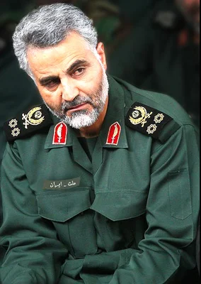 Qassem Soleimani en uniforme militaire vert, portant barrette et insigne sur la poitrine.