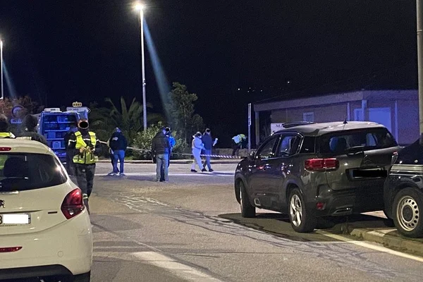 Les secours intervenant de nuit sur la scène du crime à Solaro.