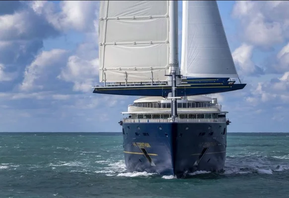 L'Orient Express Corinthian naviguant à pleine voile sur une mer agitée.