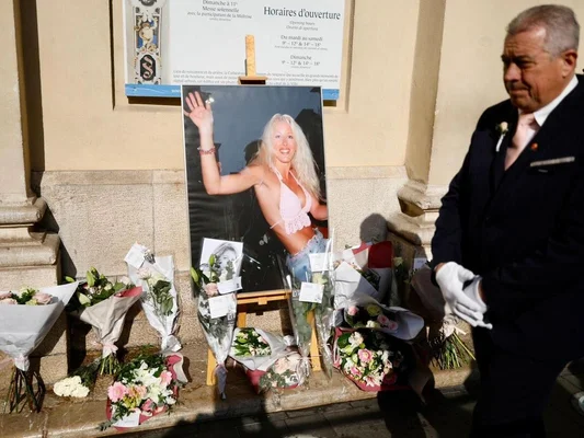 « Tu resteras ma miette » : l'émouvant hommage de la mère de Loana à sa fille pendant ses obsèques à Nice