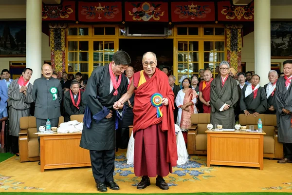 Le 14e Dalaï-lama rencontrant un dirigeant dans le cadre des élections de la diaspora tibétaine en exil.