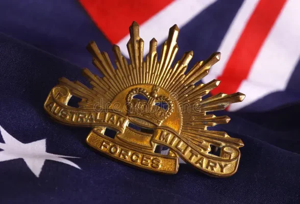 L'insigne doré de l'armée australienne sur un drapeau, illustrant les symboles militaires nationaux.