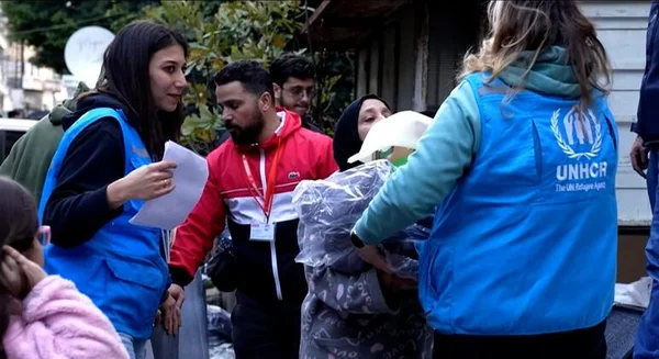 Distribution d'aide par le personnel du HCR sur le terrain.