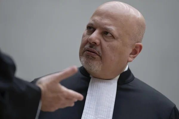 Karim Khan lors d'une audience, en robe de magistrat, face à la procédure disciplinaire.