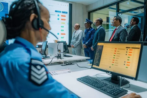 Une équipe de sécurité intérieure de la Police fédérale éthiopienne au travail dans un bureau.
