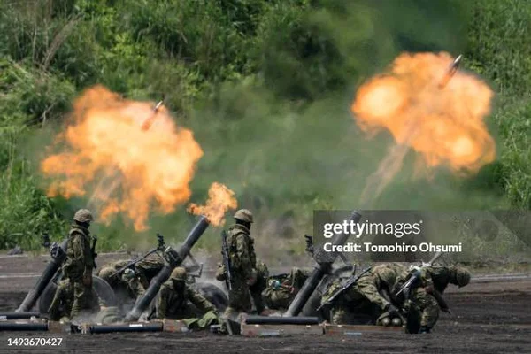 Exercices de tir au mortier effectués par des soldats de la Force terrestre d'autodéfense japonaise.