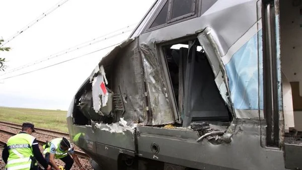 L'ampleur des dégâts sur la face avant du TGV percuté par un camion.