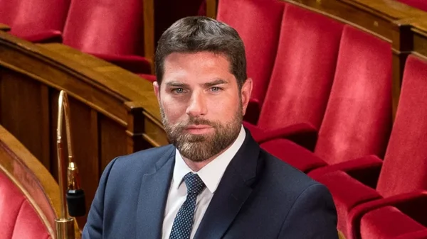 Vincent Jeanbrun dans l'enceinte parlementaire.