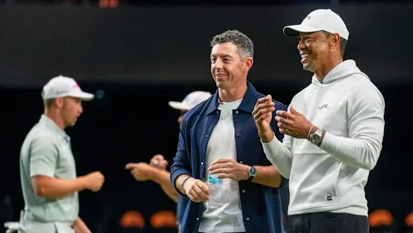 Tiger Woods et Rory McIlroy échangent lors d'un moment de camaraderie.
