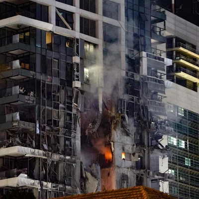 Un immeuble résidentiel en feu après une frappe de missile nocturne à Tel-Aviv.