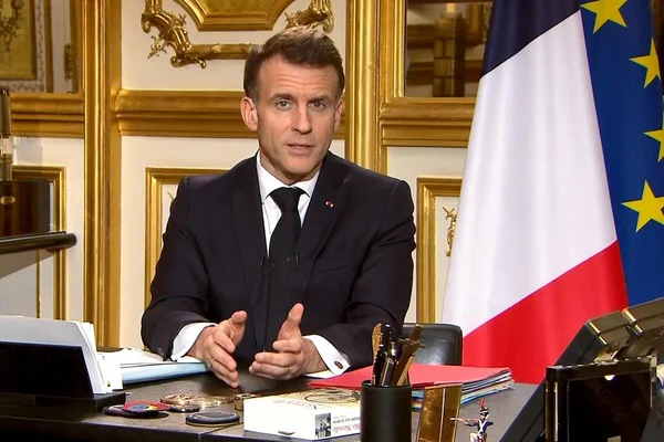 Emmanuel Macron lors de son allocution formelle sur la situation au Moyen-Orient, dans le décor de l'Élysée.
