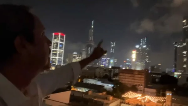 Un habitant désigne la ville illuminée de Tel-Aviv sous la menace des tirs.