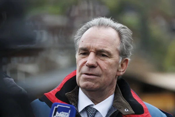 Portrait officiel de Renaud Muselier en costume.