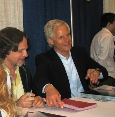 Les créateurs Chris Carter et Frank Spotnitz lors d'une séance d'autographes.
