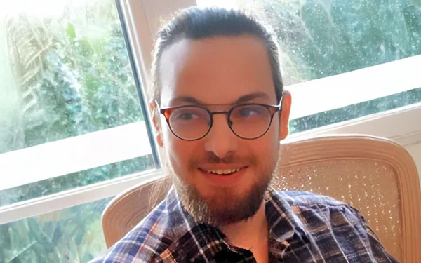 Photo de Clément Besneville, 30 ans, avec ses caractéristiques physiques détaillées.