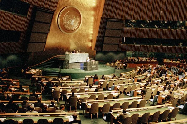 La salle de l'Assemblée générale de l'ONU lors d'une session sur la prolifération nucléaire.