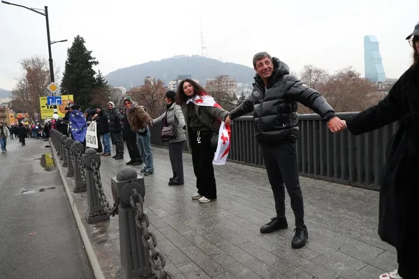 Manifestants formant une chaîne humaine en Géorgie lors du deuxième mois de protestations pro-UE.