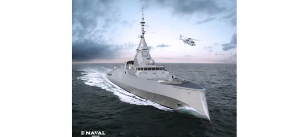 La frégate FDI en mer accompagnée d'un hélicoptère en vol, sous un ciel partiellement nuageux.