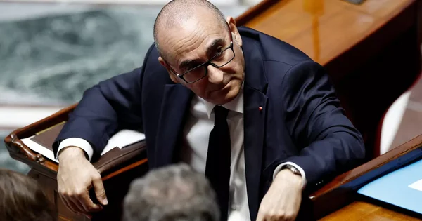 Laurent Nuñez siégeant dans une assemblée législative.