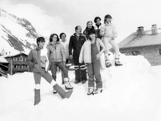La troupe du Splendid dans le film Les Bronzés font du ski, posant dans un paysage montagneux enneigé.