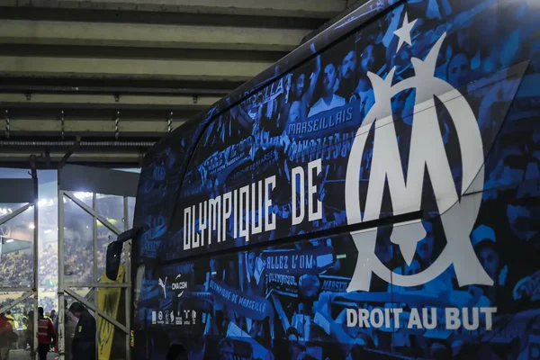 Joueurs de l'OM et du Nîmes Olympique se serrant la main lors d'un match amical à La Commanderie le 19 décembre 2022.