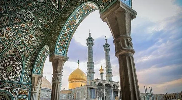 Détail de l'architecture islamique ornée de la ville sainte de Qom avec son célèbre dôme doré.