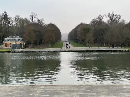 L'Allée des Matelots dans les jardins du château de Versailles.