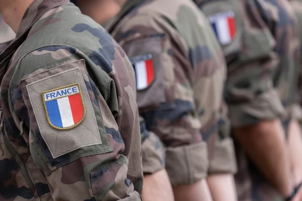 Détail de l'écusson 'FRANCE' sur l'uniforme d'un militaire français.