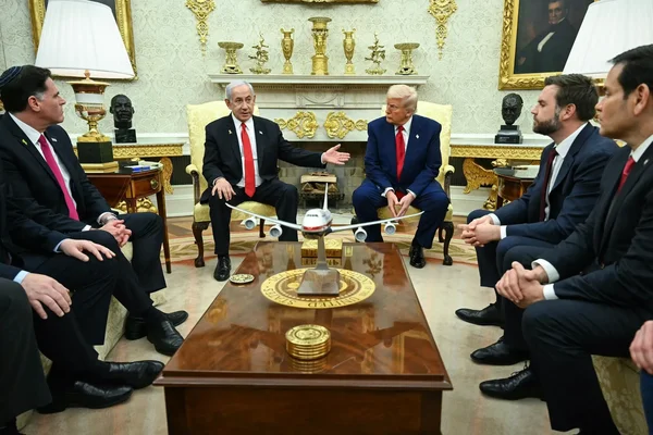 Donald Trump et Benjamin Netanyahu discutant lors d'une rencontre officielle concernant les frappes sur l'Iran.