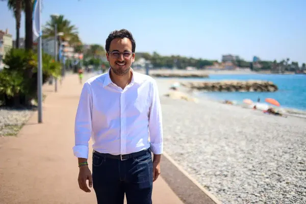 Bryan Masson sur le front de mer de Cagnes-sur-Mer.