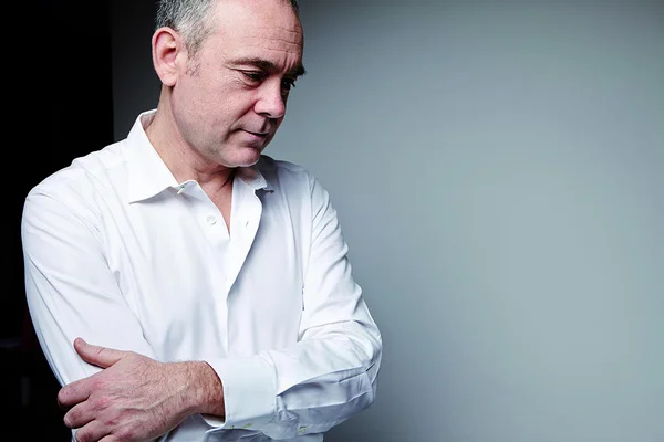 Christophe Boltanski, bras croisés, lors d'une prise de vue éditoriale.