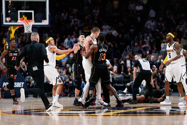 Bagarre générale sur le parquet impliquant Nikola Jokic et d'autres joueurs lors d'un match de NBA.