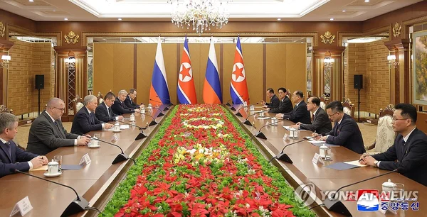 Réunion entre une délégation russe et nord-coréenne à Pyongyang pour l'inauguration du musée dédié aux soldats morts à Koursk.