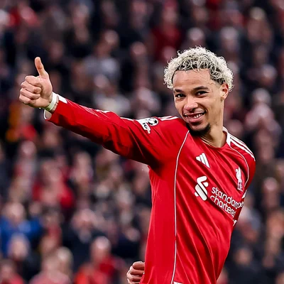 Hugo Ekitiké, leader offensif du Liverpool FC, exprimant sa satisfaction sur le terrain.