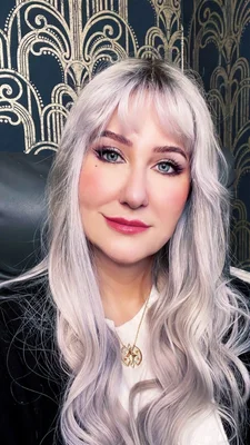 Lucie Castel posant devant un décor Art Déco pour Le Progrès en 2023.