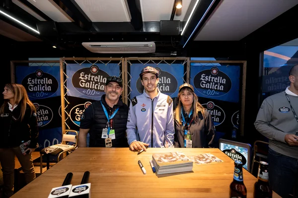 Álex Márquez rencontrant des fans lors du MotoGP 2023 à Valence.