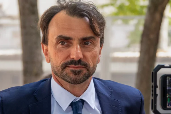 Grégory Doucet, maire de Lyon, s'exprimant au micro lors des journées d'été des écologistes 2021 à Poitiers