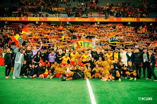 Photo officielle de l'équipe du RC Lens pour la saison 2025/2026.