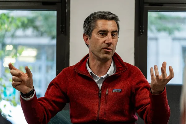 François Ruffin lors de son meeting à Lyon où il a déclaré : « C'est qui le patron… ? C'est le peuple ».