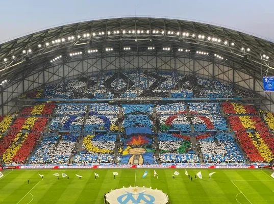 Les supporters marseillais déployant leurs couleurs et bannières au stade Vélodrome.