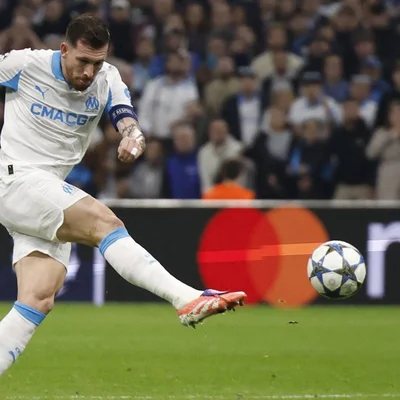 Pierre-Émile Højbjerg en action lors d'un match avec l'Olympique de Marseille.